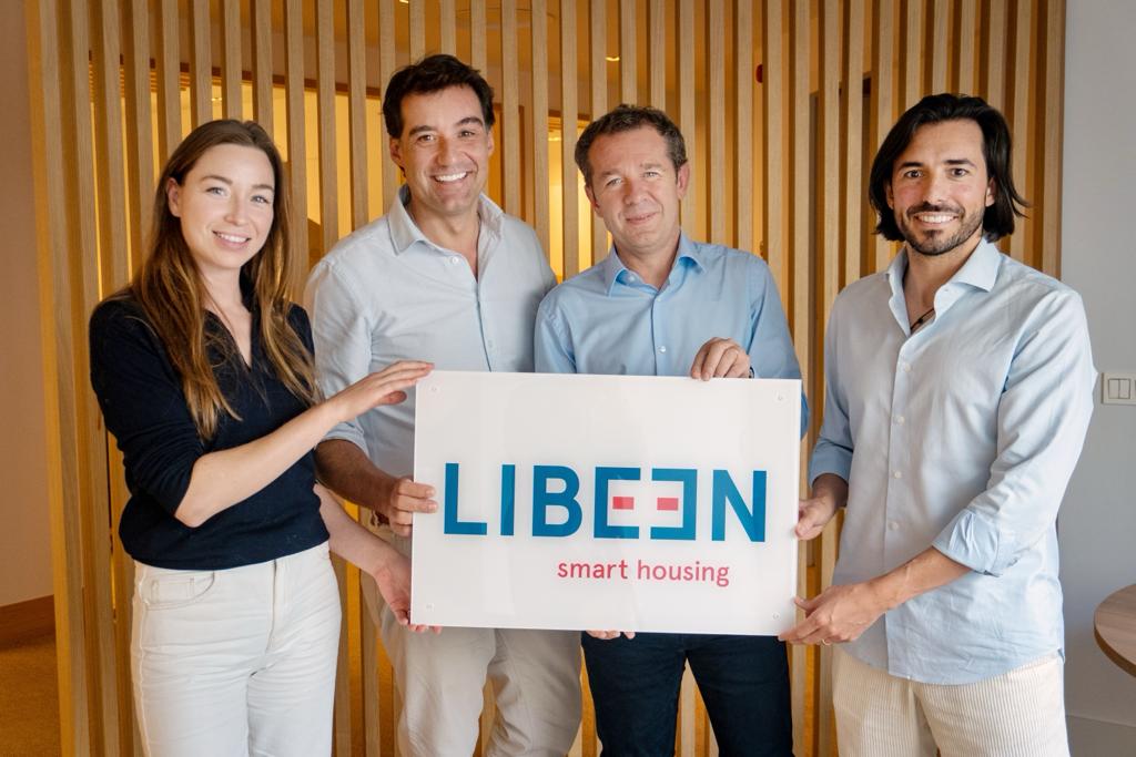 Foto de Sofía, Cartes, Enrique Linares y Juan Velayos sujetando un cartel de Libeen.
